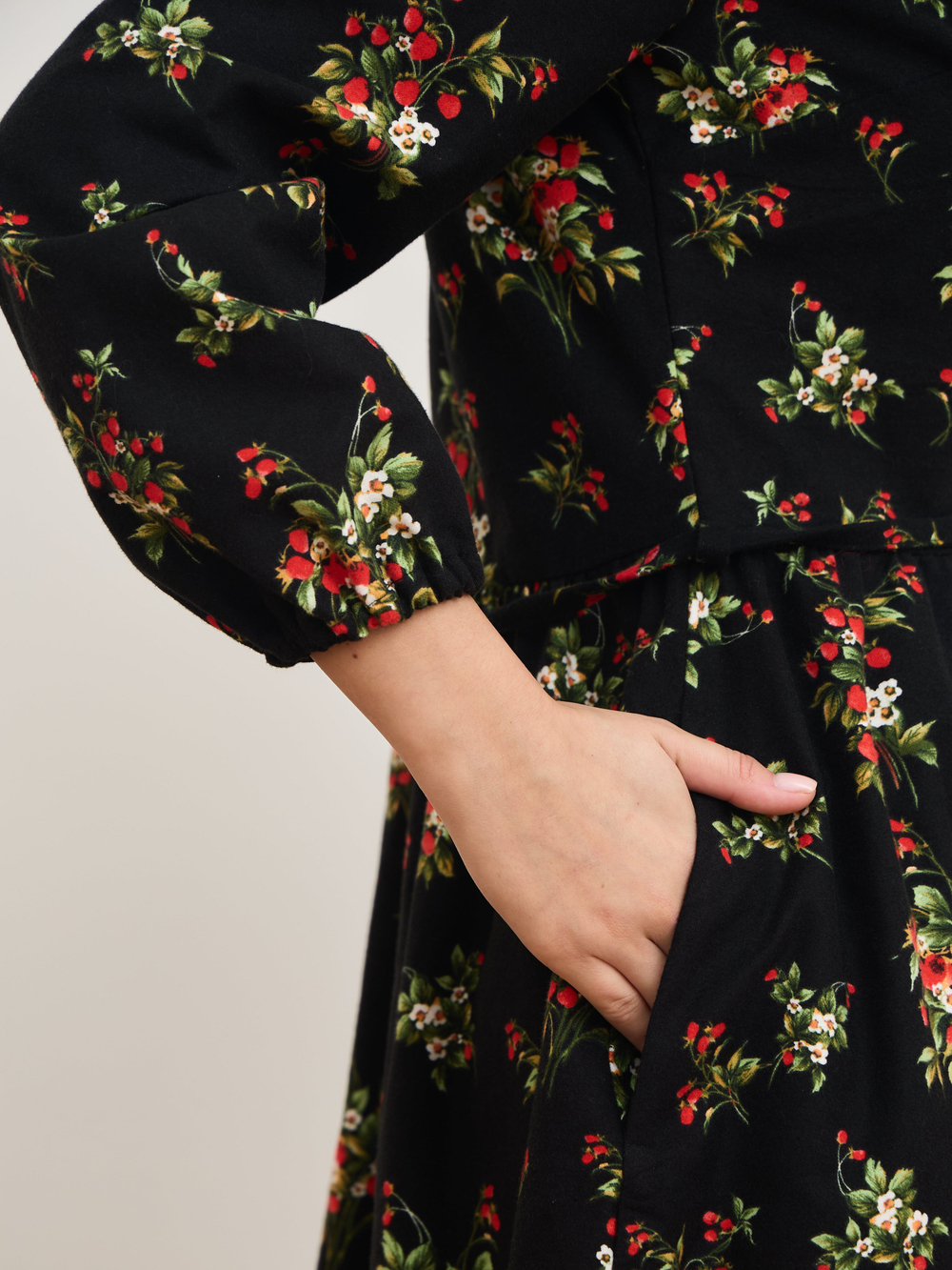 Платье с воротником стойкой