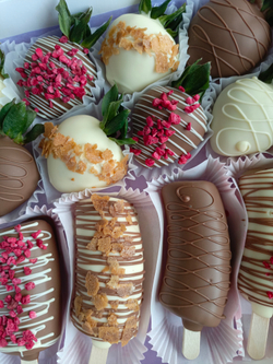 Клубника в шоколаде и бананы в шоколаде