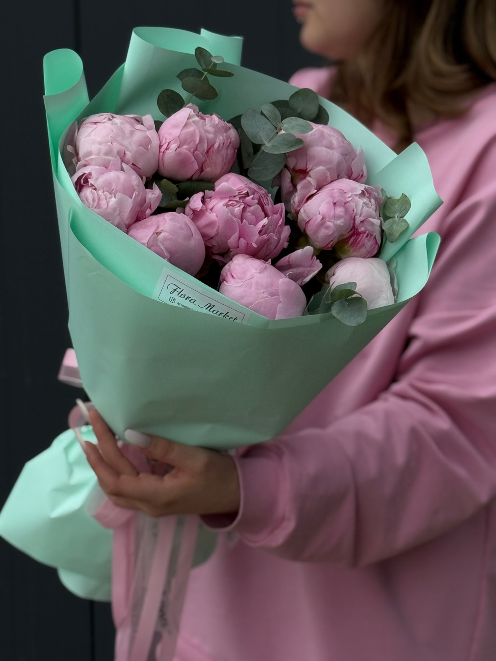 Розовые пионы Sarah Bernhard и эвкалипт в трендовом оформлении от Flora Market