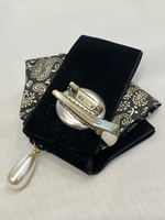 Брошь камея с каплевидной жемчужиной на черно-сером текстиле