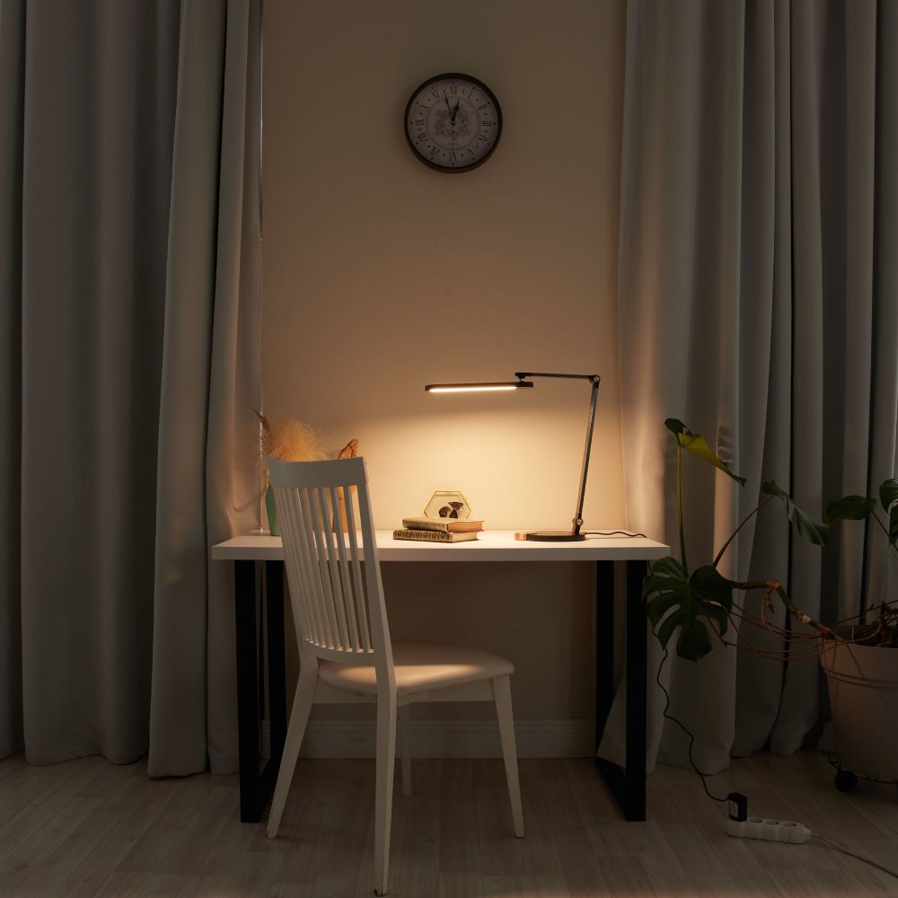 ULM-D113 18W-3000-6000K-DIM BLACK Светильник настольный светодиодный с беспроводной зарядкой телефонов. Сенсорный выключатель. Диммер. Черный. TM Uniel