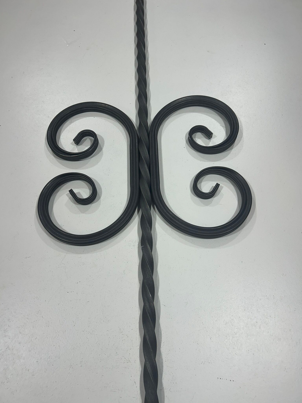 Кованый элемент Вензель 270x150 мм профильная труба 15х15мм