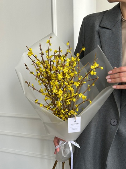 Букет с цветущей форзицией