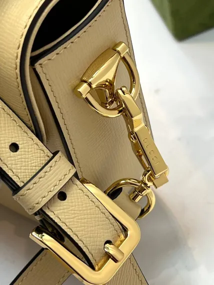 Женская мини-сумка Gucci Horsebit 1955 бежевый