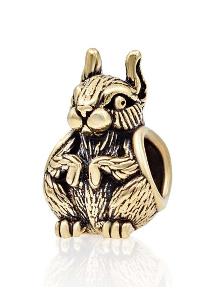 Изображение шарма Белка из бронзового сплава, вид в полуоборот.