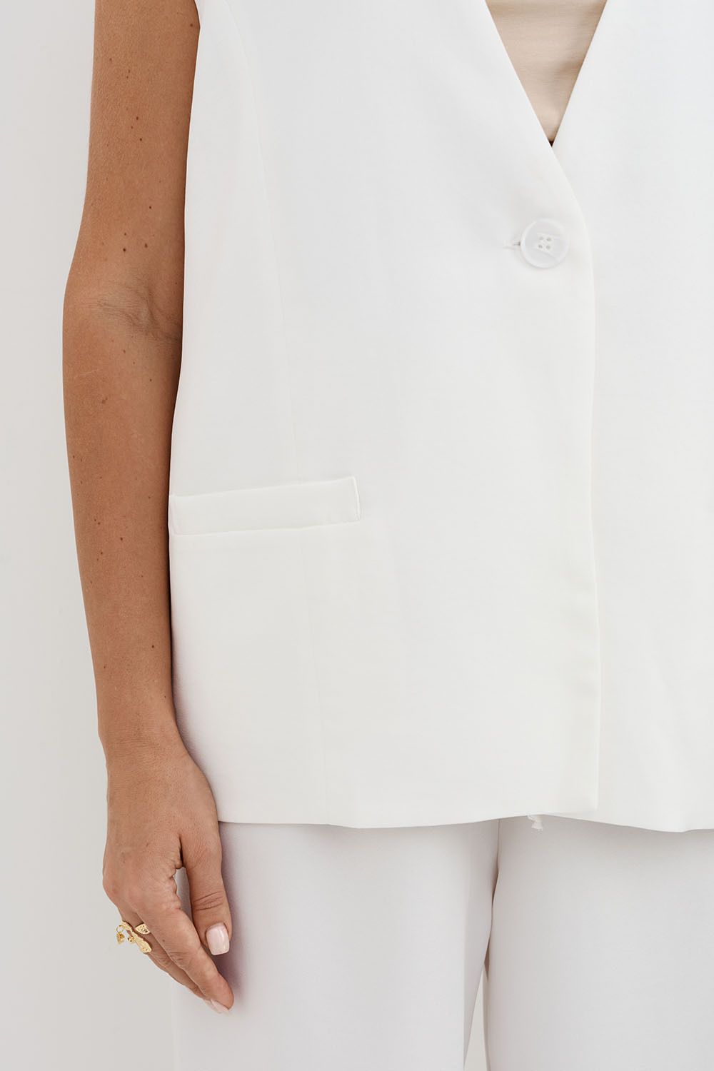 Жилетка свободная белого цвета