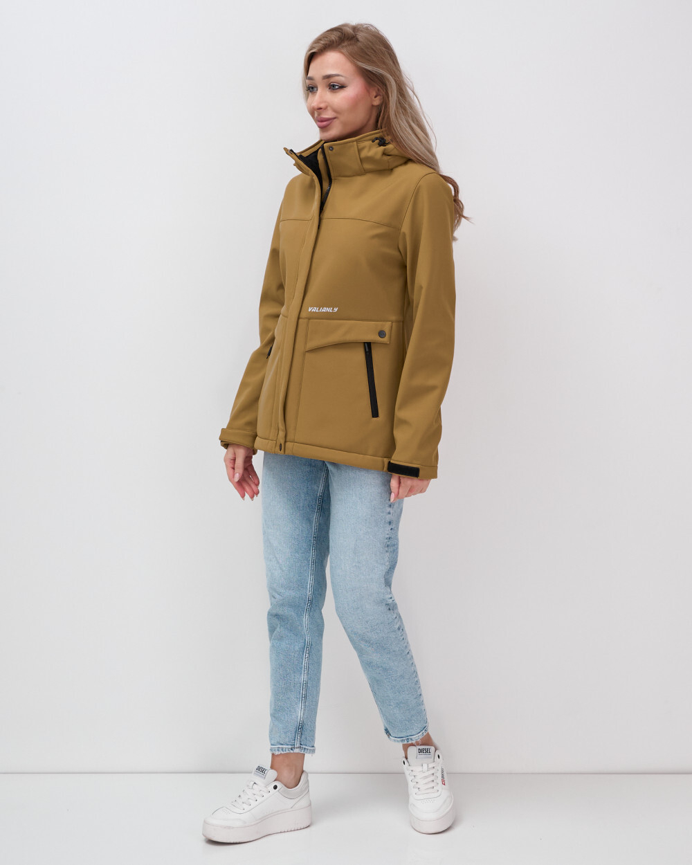 Ветровка спортивная женская с капюшоном softshell горчичного цвета 9566G