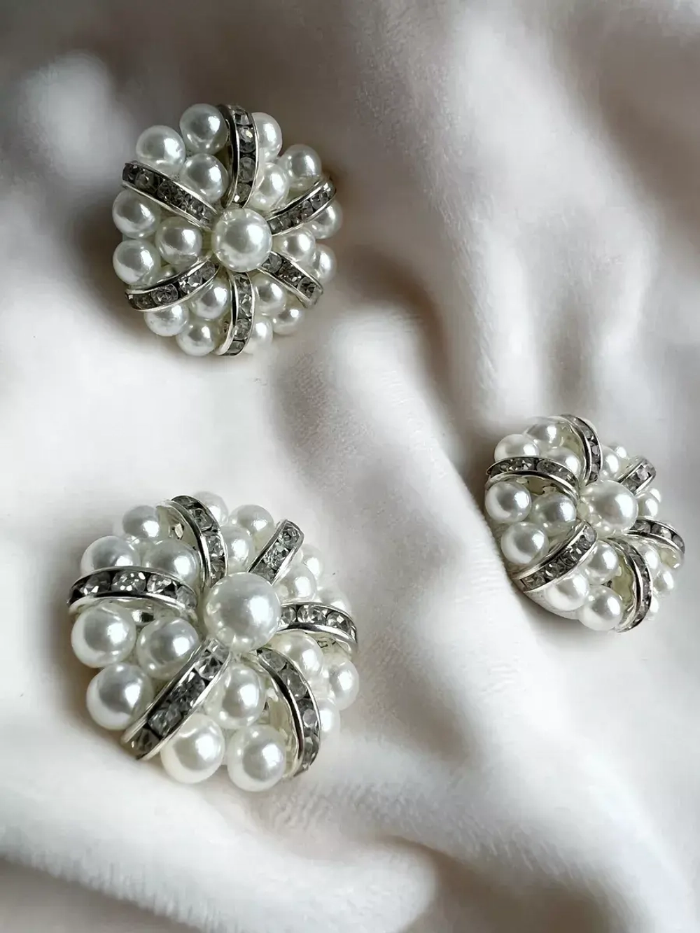 Большая пуговица-брошь с бисером жемчугом и стразами 3 шт