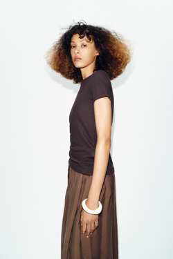 ZARA ФУТБОЛКА ИЗ ХЛОПКА И ЛЬНА С КОРОТКИМИ РУКАВАМИ, ШОКОЛАДНЫЙ