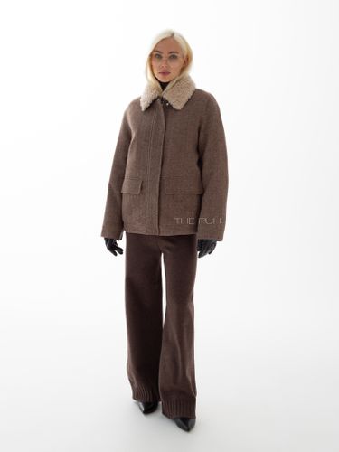 Коричневая куртка в елочку с меховым воротником