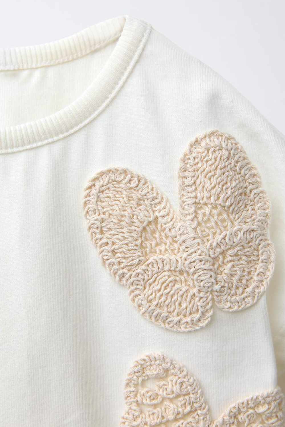 ZARA ФУТБОЛКА С КРУЖЕВОМ КРОШЕ, ЭКРЮ