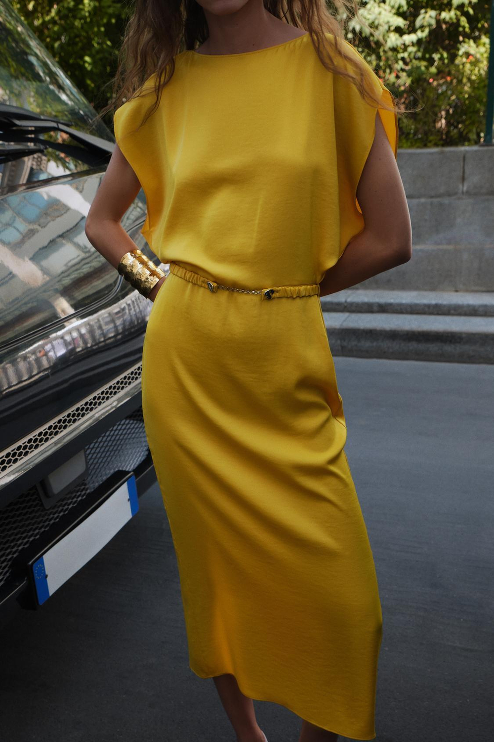 ZARA АТЛАСНОЕ ПЛАТЬЕ МИДИ С ПОЯСОМ, ГОРЧИЧНЫЙ