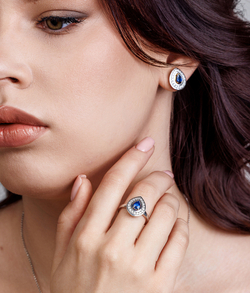 Кольцо из серебра со вставками из зелёного и бесцветных фианитов