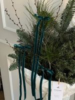 Букет из хвои с изумрудными бантиками