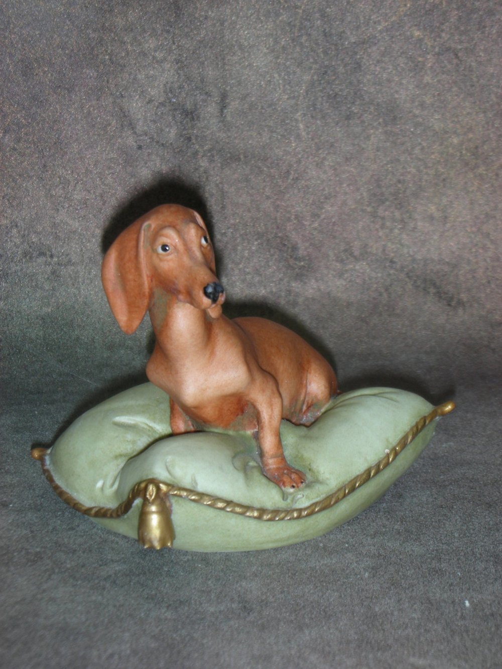 Статуэтка. Фарфор. Собака Такса на зелёной подушке. Capodimonte. Италия
