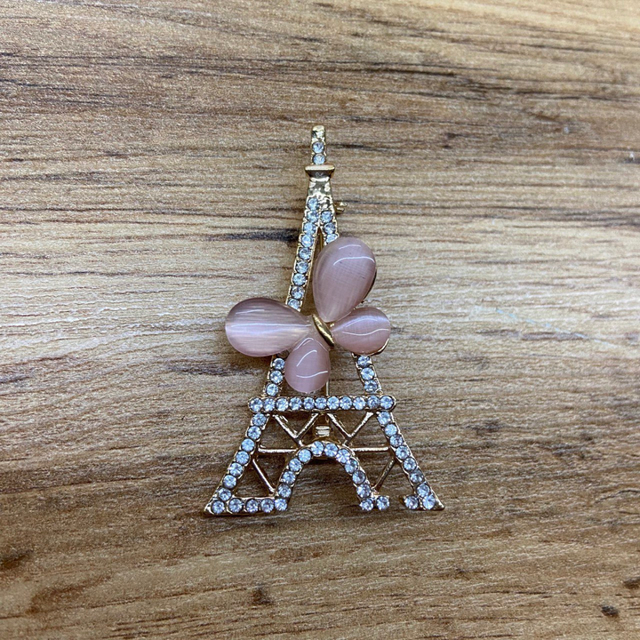 Брошь Эйфелева башня с бабочкой цвет розовый стразы металл золотистый