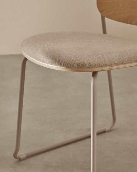 Стул Meli с сиденьем из бежевого шенилла и бежевыми металлическими ножками Испании La Forma