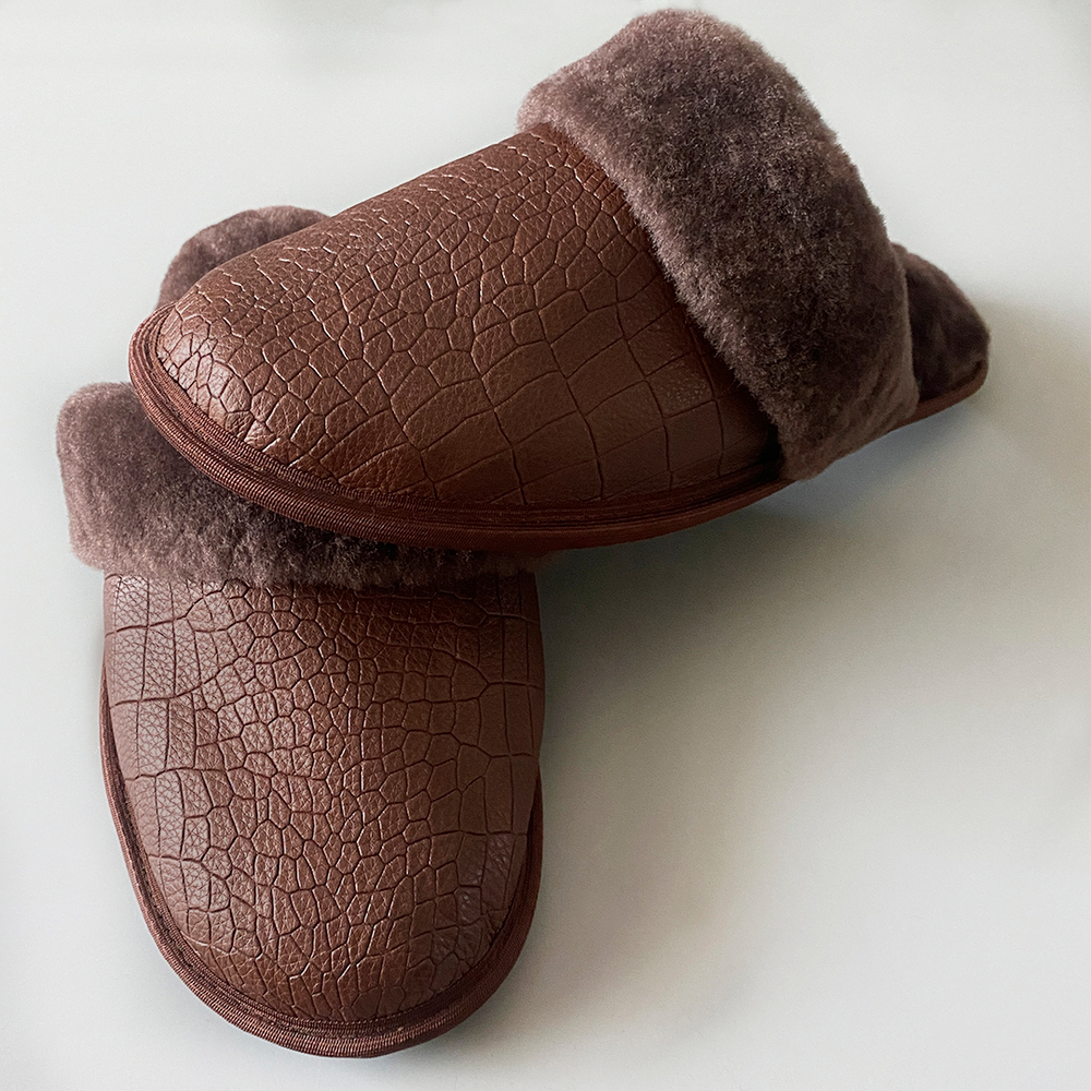 Тапочки для дома из кожи с тиснением Крокос