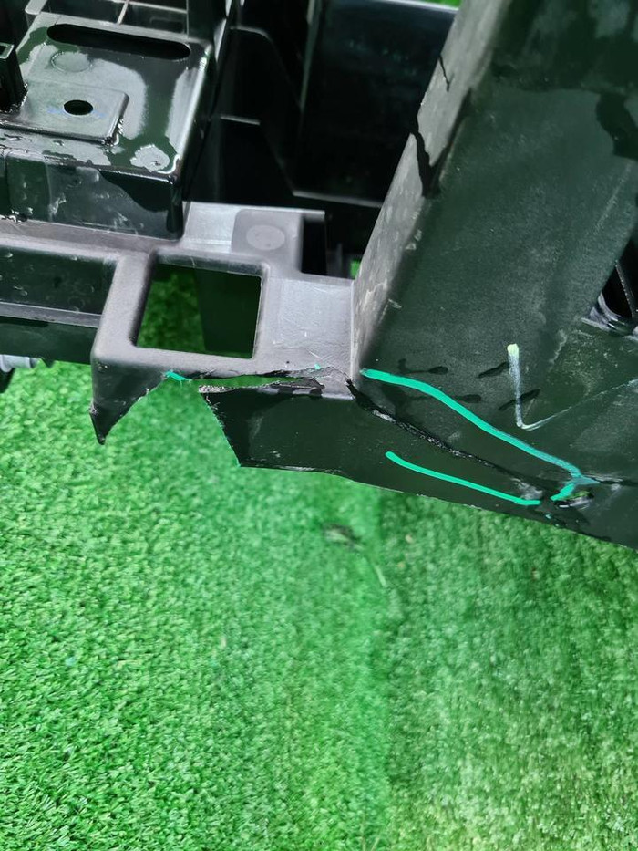 Кронштейн решетки радиатора Hongqi H9 (2020-н.в.)