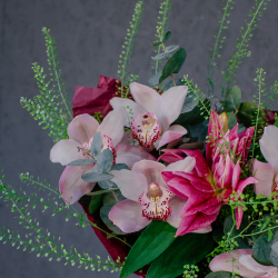 173. Стойкий ароматный букет с лилией и орхидеей