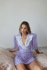 Платье мини с кружевом и цветочным принтом