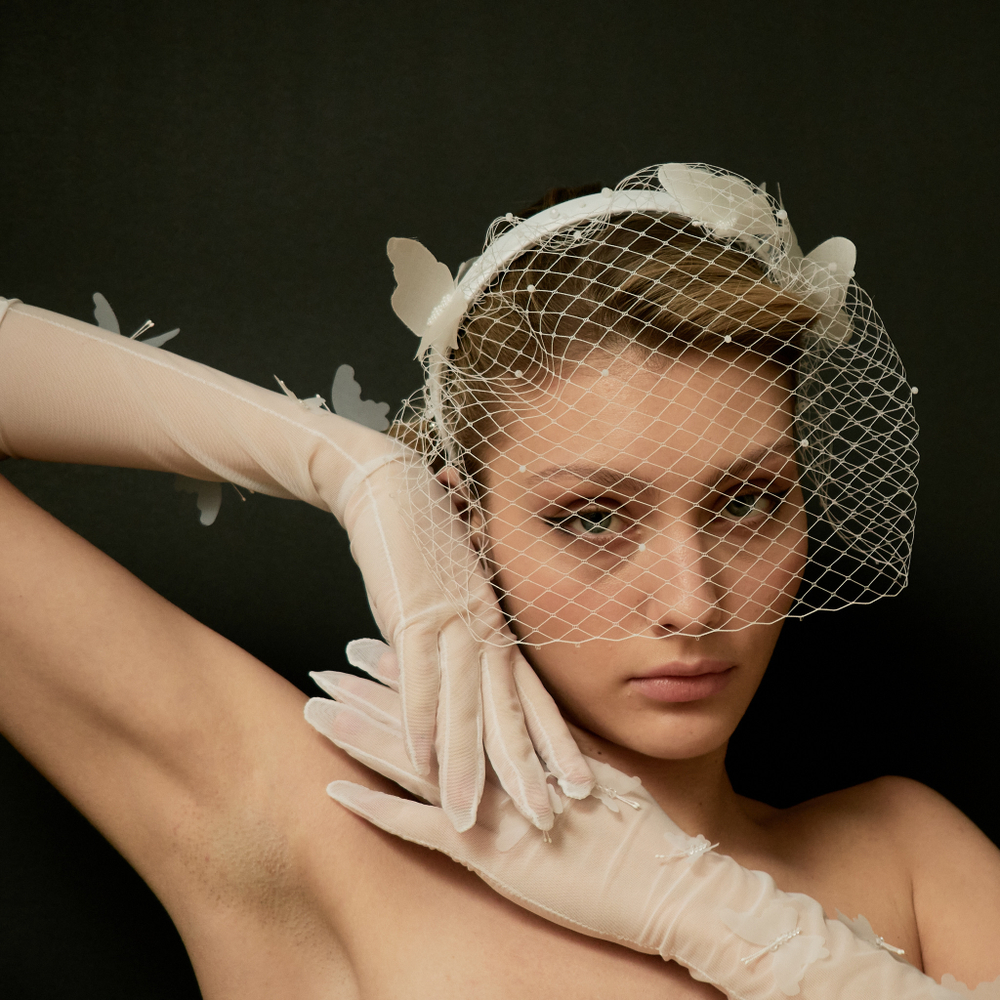 Вуаль с белыми шелковыми бабочками