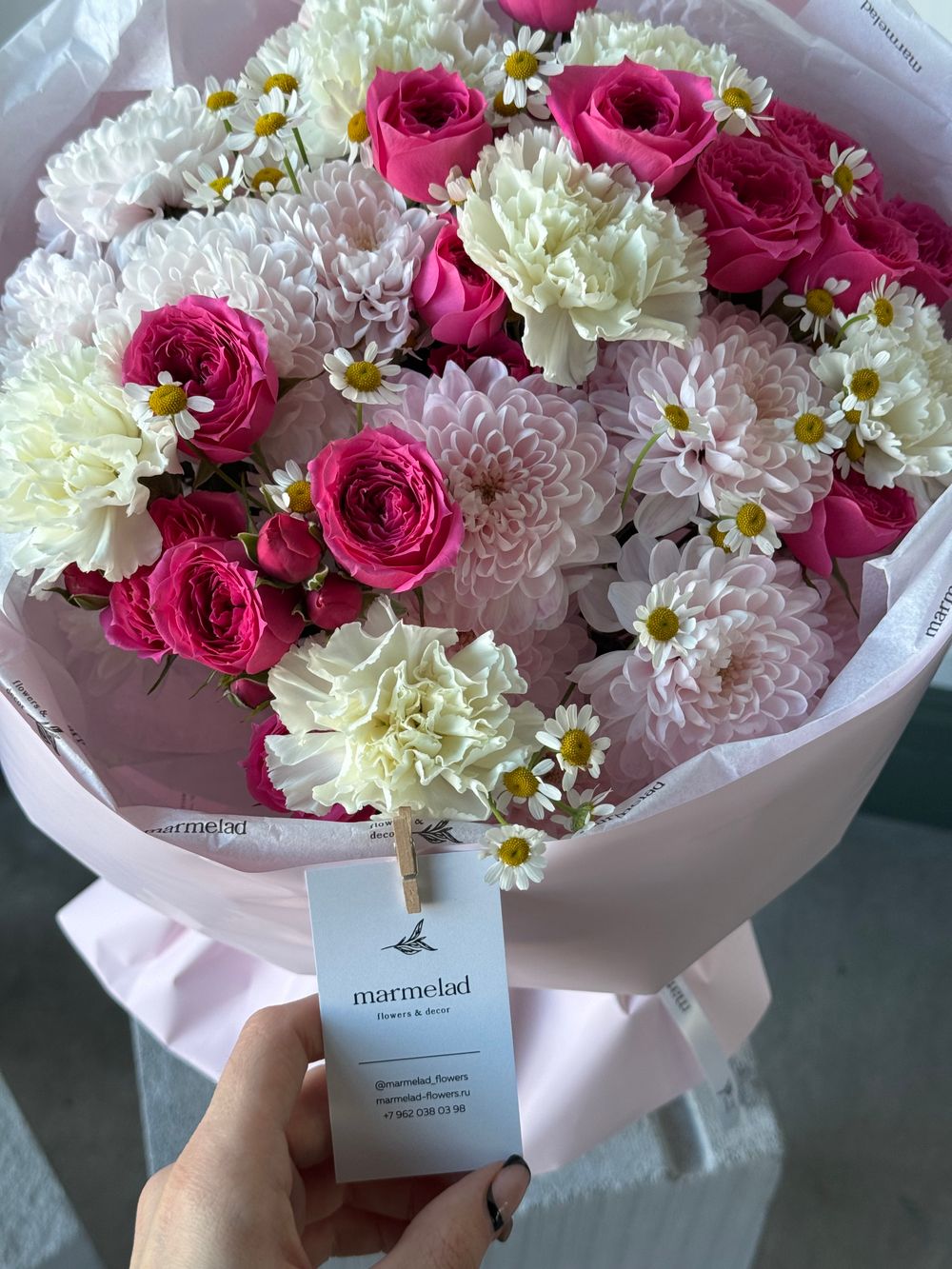 Букет из кустовых роз в ярком оттенке, ромашки, диантусов и хризантемы