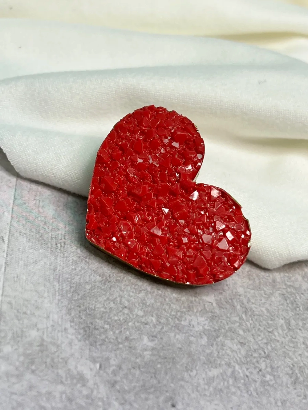 Брошь сердце из эпоксидной смолы
