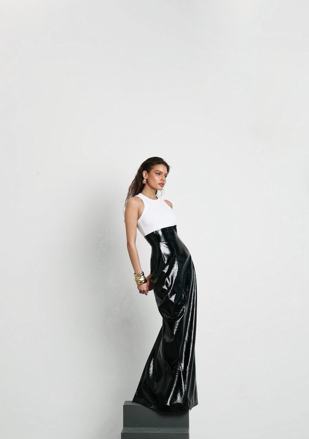 Юбка макси с высокой талией и разрезом сзади