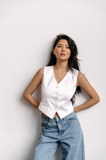 Жилет из атласной ткани