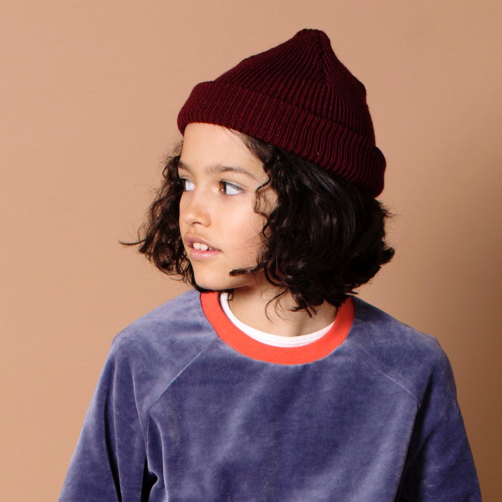 Шапка бордового цвета