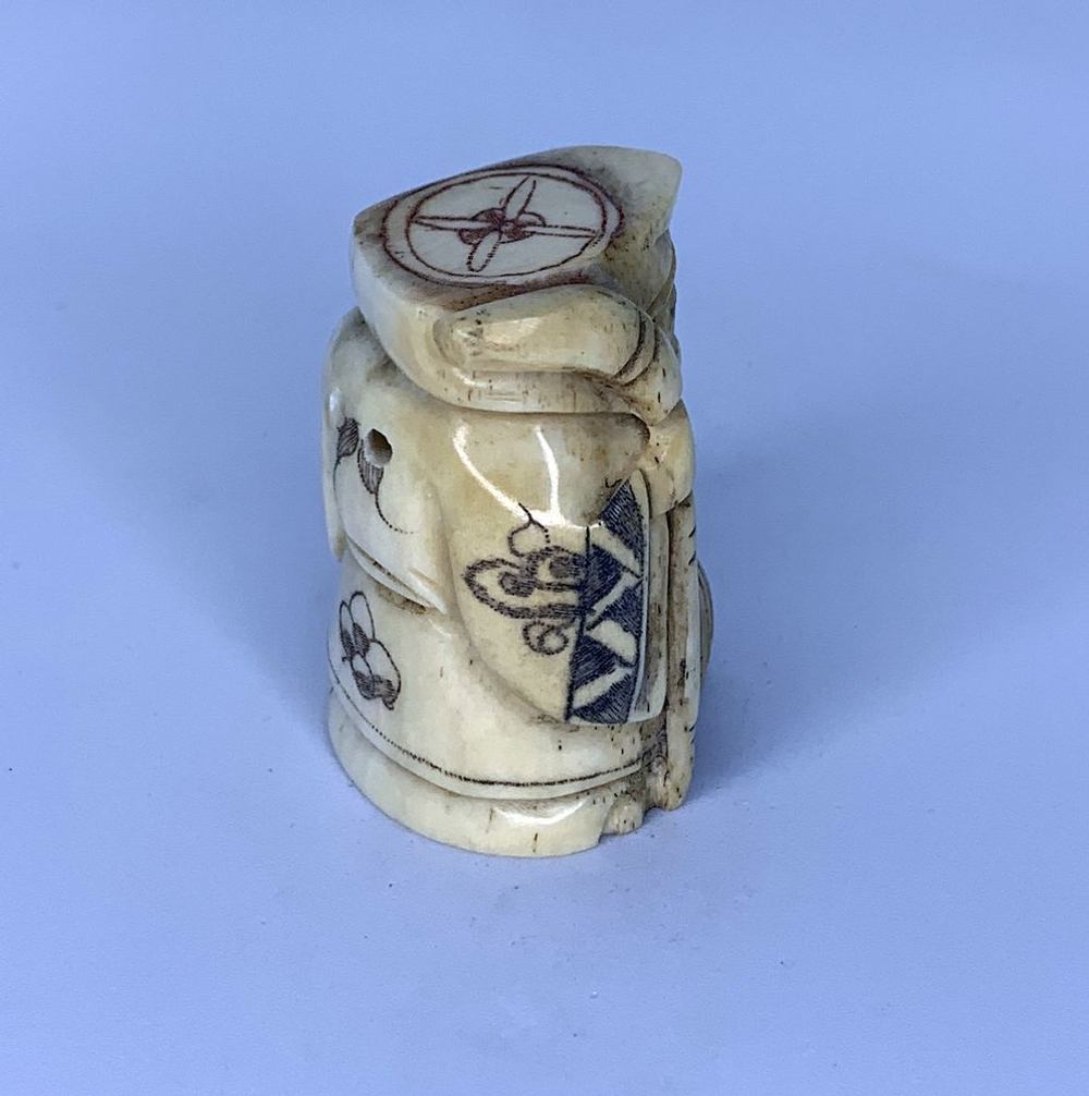 Нэцкэ Эбису со священным карпом и посохом