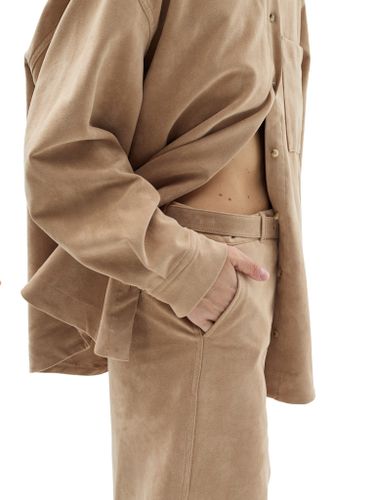 Бежевые шорты из эко-замши