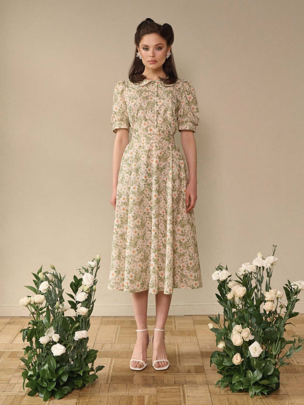 Платье с отложным воротником