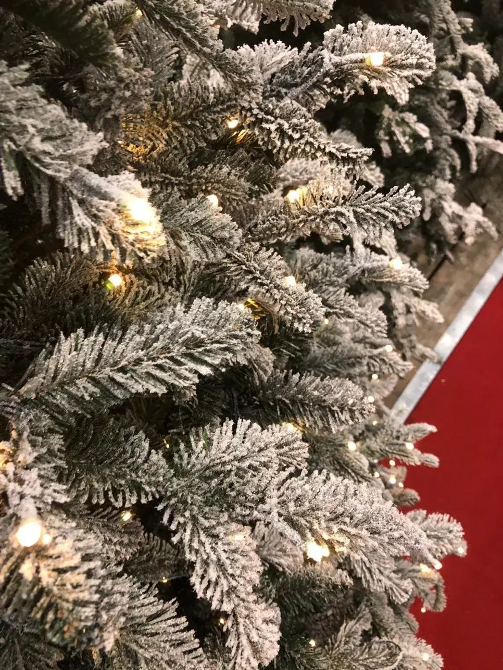 Ель Стильная заснеженная 260 см., 816 LED ламп, литая хвоя+пвх, Black Box (74350)