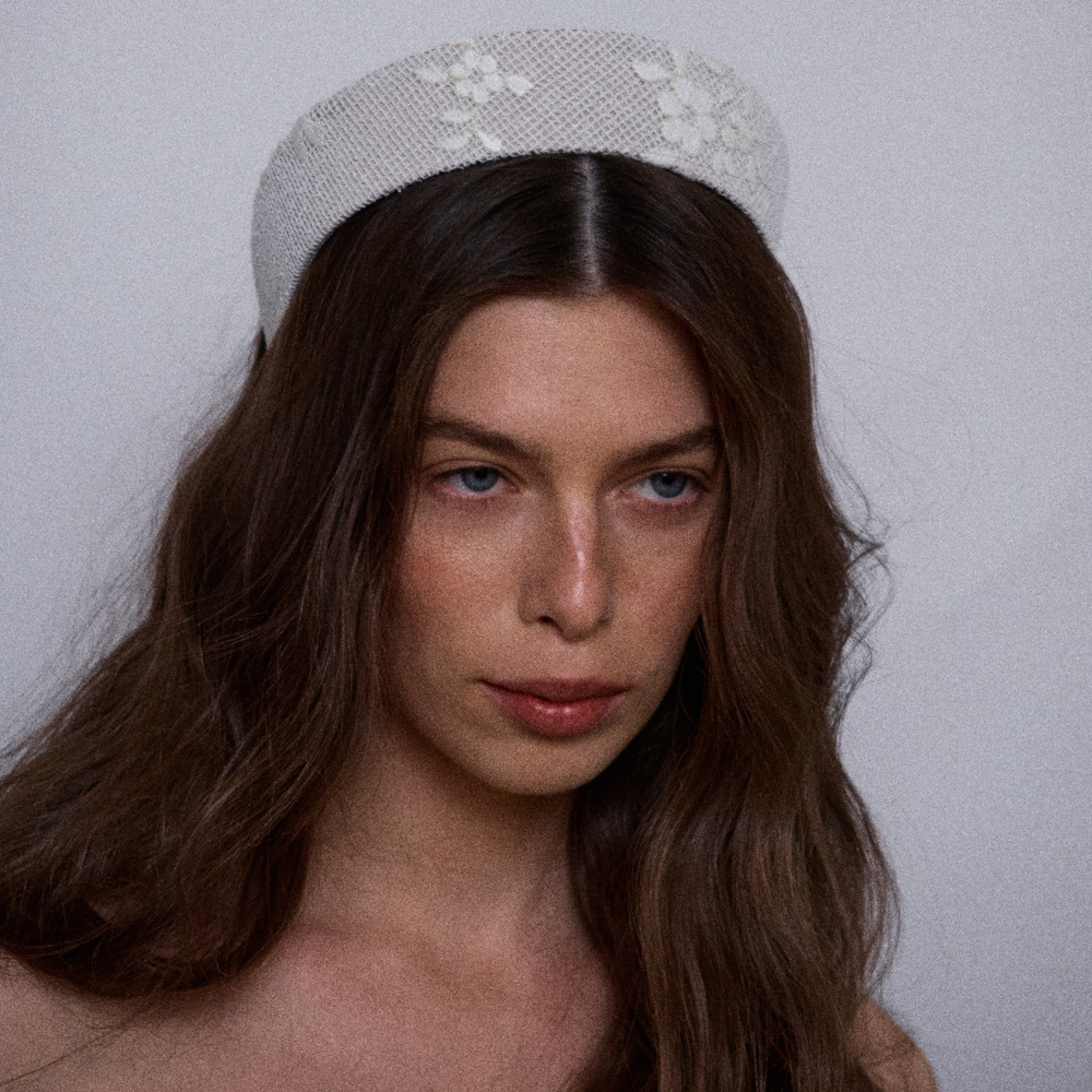 Кокошник бежевый с гипюром