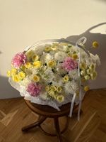 Корзина из хризантемы, кустовых роз, диантусов и краспедии