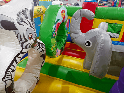 Коммерческий надувной батут «Попугайчики» с горкой, 5*4*2,8 м.