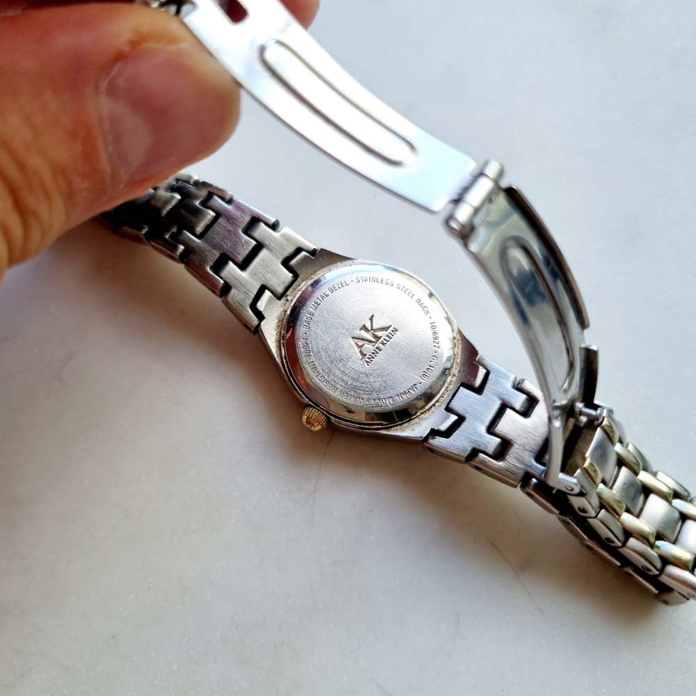 Часы Anne Klein в белом металле