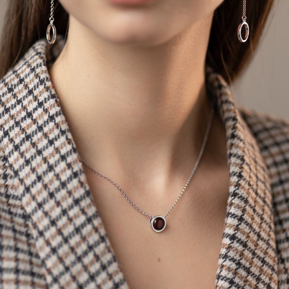 Колье Круг гладкий с вишневым янтарем