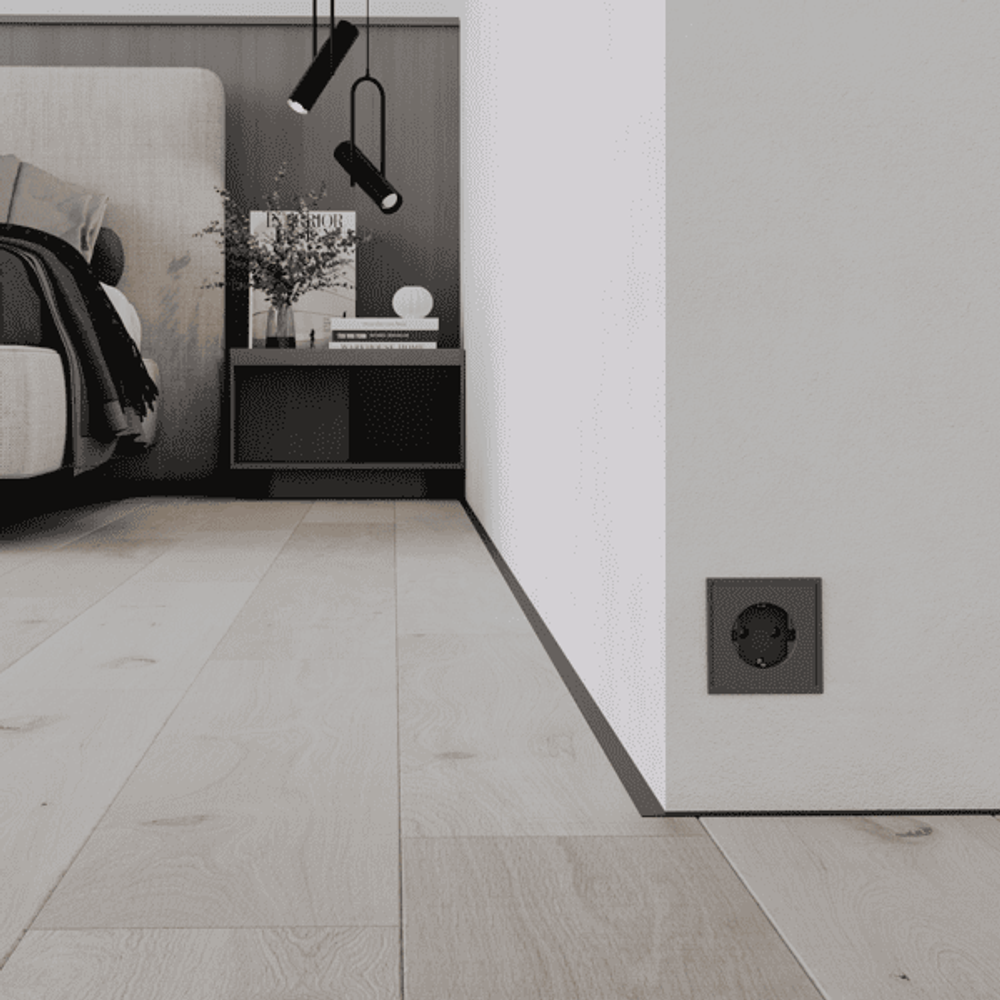 Микроплинтус для пола черный матовый, алюминиевый, C-05.25.3 Ликорн 6×16×2500 мм