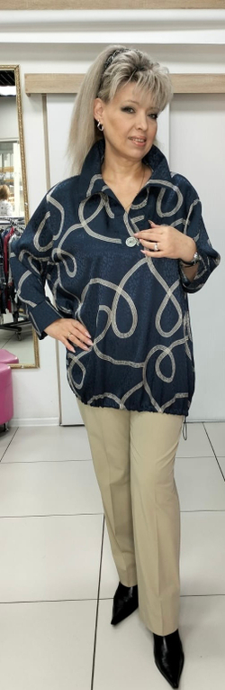 Блузон-туника в синем цвете с бежевым принтом и кулиской