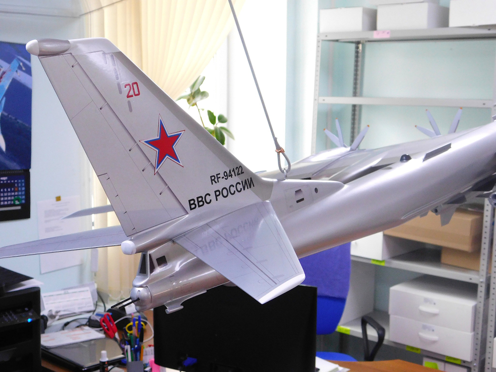 Модель самолета Ту-95 (М1:32, ВВС России, Дубна)