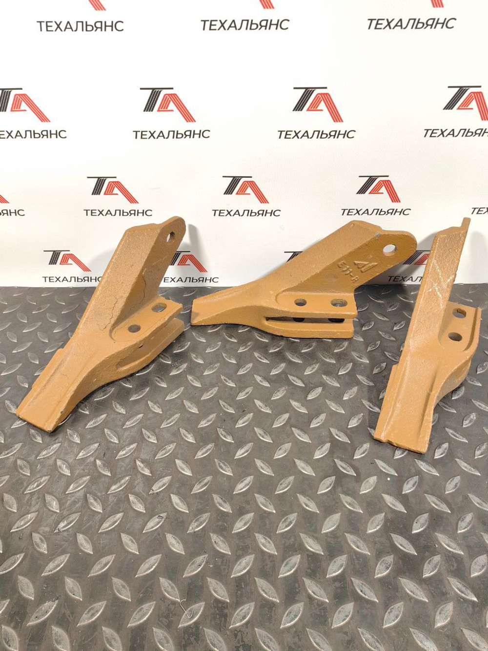 Зуб болтовой боковой правый E11 R