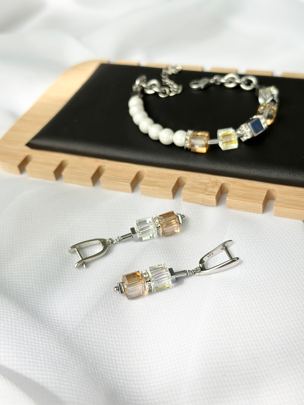 Браслет из телесных и прозр.кристаллов Swarovski, белого жемчуга Майорка и гематита, серебро