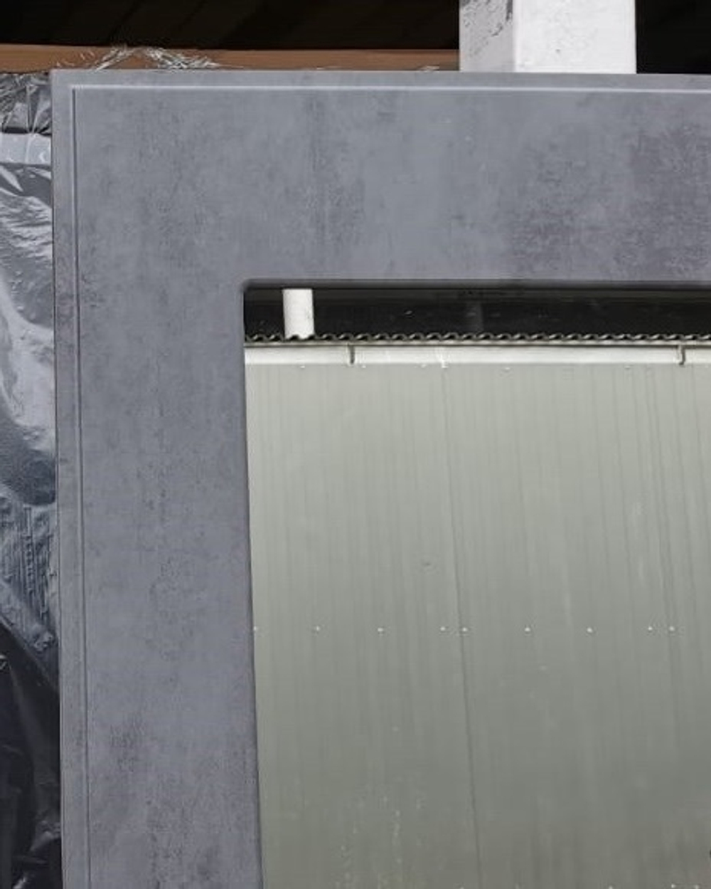 Входная металлическая дверь с зеркалом ReХ (РЕКС) 21 Штукатурка графит Пастораль Бетон темный