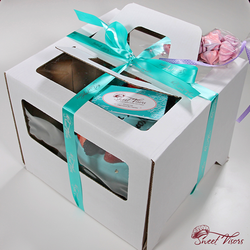 Упаковка торта Винипух и ягоды кондитерская Sweet Visors Сладкие Козырьки. Кондитер Светлана Дегтерева. Домашние торты на заказ в СПБ. Мы создаем сладкие истории на любой вкус на день рождения, юбилей, свадьбу. Торты для мальчиков и мужчин, для девушек и девочек. Вы можете заказать десерты ручной работы.