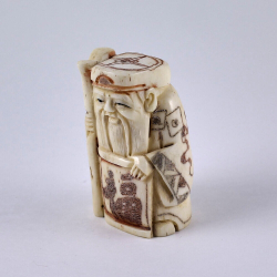 Нэцкэ Дзюродзин с посохом и табличкой "Счастье"