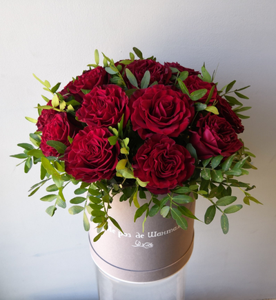 90. Шляпная коробка из красных садовых роз