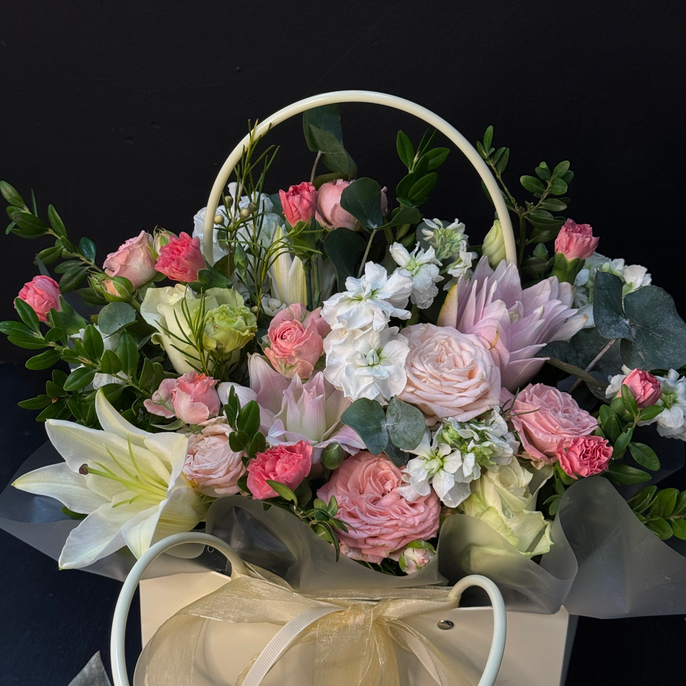 Сумочка с лилиями, розами и маттиолой